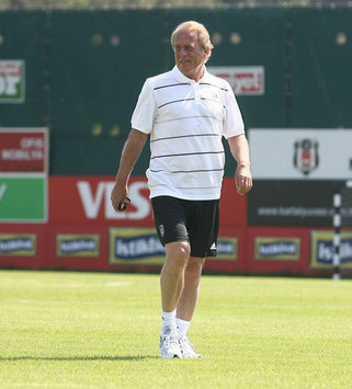 Beşiktaş teknik direktörü Mustafa Denizli (bjk.com.tr)