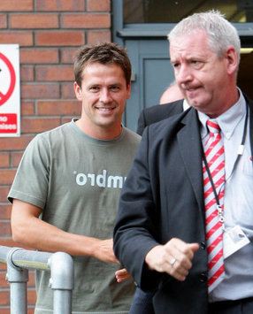 Michael Owen at Parkway Hospital - Manchester United (PA)