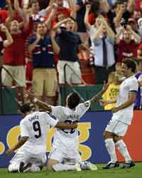 Santino Quaranta, Charlie Davies, Steve Cherundolo, USA v Honduras (ISI)