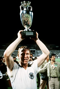 Horst Hrubesch streckt den EM-Pokal 1980 in die Höhe (PA)