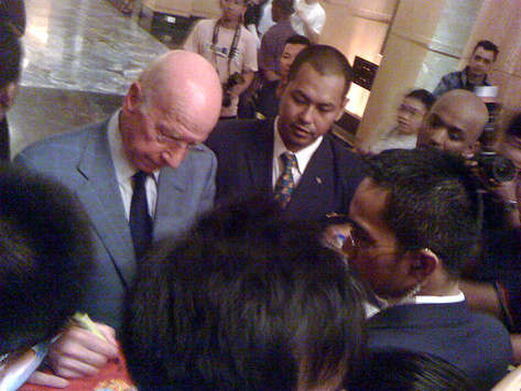 Sir Bobby Charlton memberikan tandatangannya kepada sejumlah fans di Hotel Mandarin Oriental - Manchester United Asia Tour 2009 Kuala Lumpur, Malaysia (GOAL.com / Bima Said)