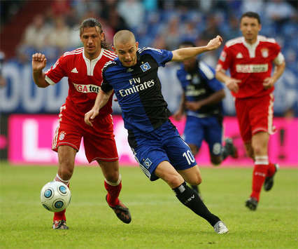 T-Home-Cup: Bayern München - Hamburger SV, Demichelis und Petric im Zweikampf (firo)
