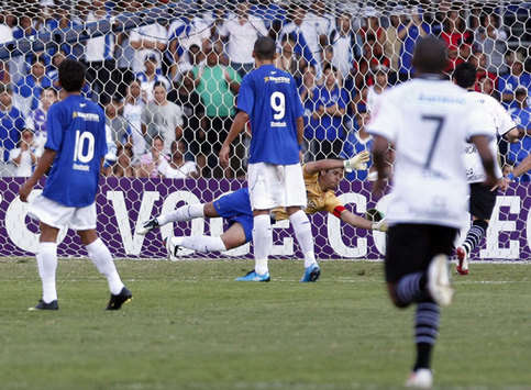 Fabio defende penalti de Ronaldo - Cruzeiro x Corinthians