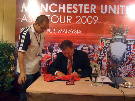 Bryan Robson melakukan sesi tandatangan di Hotel Mandarin Oriental, Kuala Lumpur, Malaysia (GOAL.com / Bima Said)