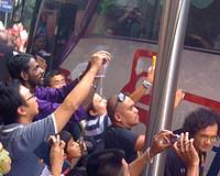 Fans Manchester United memotret para pemain ketika naik bus menuju Stadion Bukit Jalil, Kuala Lumpur, Malaysia (GOAL.com / BIma Said)