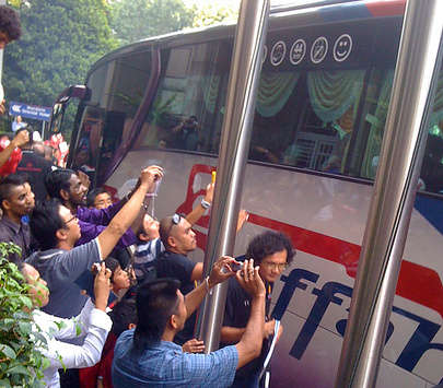 Fans Manchester United memotret para pemain ketika naik bus menuju Stadion Bukit Jalil, Kuala Lumpur, Malaysia (GOAL.com / BIma Said)