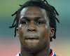Royston Drenthe muestra lo que no hay que hacer al volante