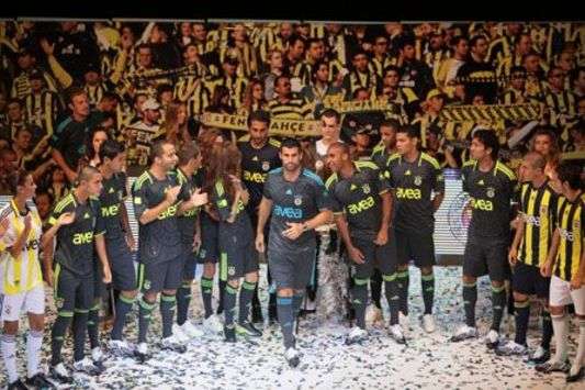 Turkcell Süper Lig: Fenerbahçe'nin 2009 - 2010 sezonunda giyeceği formalar tanıtıldı (fenerbahce.org)