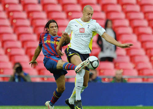 Alan Hutton - Gai Assulin - Tottenham - Barcelona (PA)
