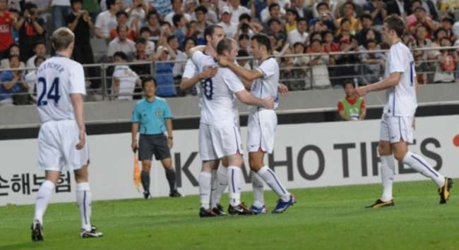 Rooney and Giggs celebrate, Manchester UTD-FC Seoul