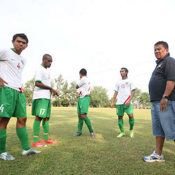 Tim Nasional Senior Sepakbola Indonesia - Sesi Latihan ( GOAL.com / Dhedhe D. )