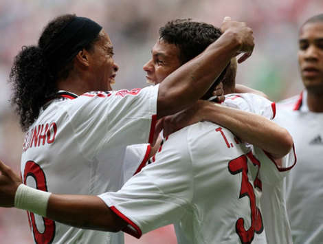 Thiago Silva (re.) und Ronaldinho bejubeln Milans Tor gegen die Boca Juniors (firo)