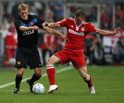 Audi-Cup: Bayern München - Manchester United, Schweinsteiger und Flatcher im Zweikampf (firo)