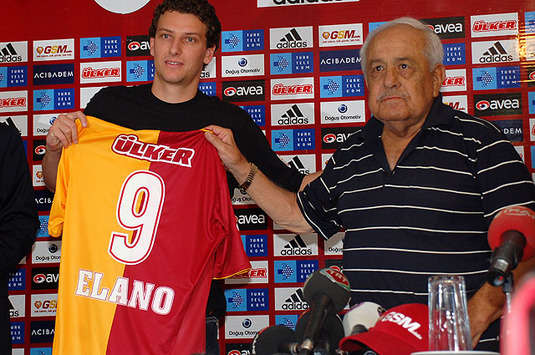 Elano Blumer (Galatasaray) and Coskun Ozari (Galatasaray myth) (galatasaray.org)