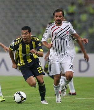Andre Santos (Fenerbahce)-Yusuf Simsek (Besiktas) (fenerbahce.org)