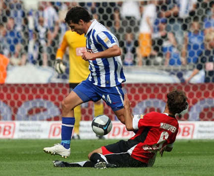 Bundesliga: Hertha BSC - Hannover 96, Kacar, Cherundolo (firo)