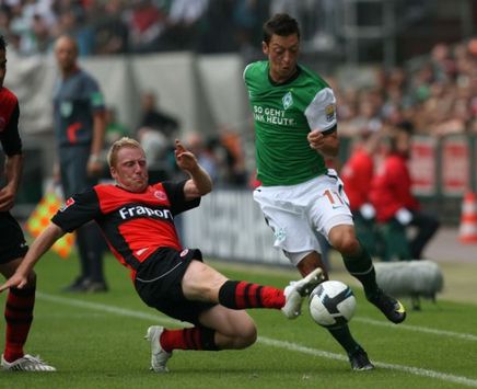 Mesut Özil und Patrick Ochs lieferten sich tolle Duelle im Weserstadion (firo)