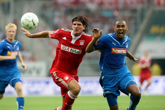 Nationalspieler im Duell: Bayerns Gomez und Hoffenheims Compper (firo)
