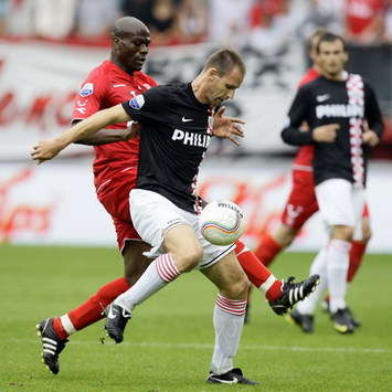 Blaise N'Kufo vs André Ooijer, FC Twente - PSV, eredivisie (Foto ANP)