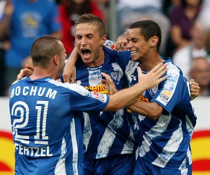 Pfertzel, Sestak und Azaouagh jubeln für den VfL Bochum nach dem 3:3 gegen Borussia Mönchengladbach (firo)