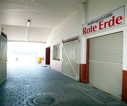 Stadion Rote Erde, alte Heimat der Profis von Borussia Dortmund und im wahrsten Sinne des Wortes eine Kampfbahn (firo)