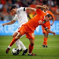Gareth Barry vs Rafael van der Vaart, Netherlands- England (Foto ANP)