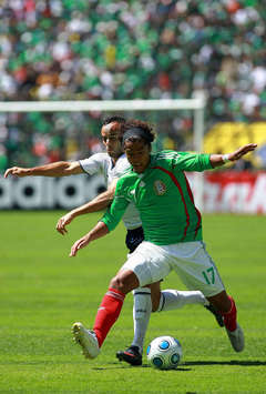 Mexicos Giovani Dos Santos im Duell mit Ami Landon Donovan (Mexsport)