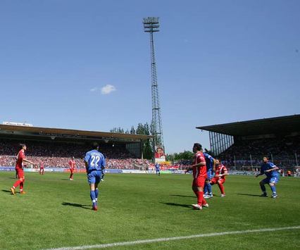 Der Bieberer Berg bebt beim Spiel von Kickers Offenbach gegen die TSG 1899 Hoffenheim (firo)