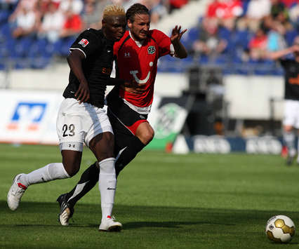 Laufduell zwischen Christian Schulz (Hannover 96) und Aristide Bance (Mainz 05) (firo)
