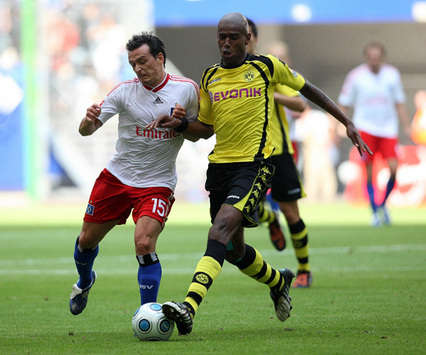 Piotr Trochowski und Felipe Santana kämpfen um den Ball (firo)