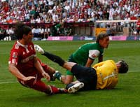 Bundesliga: FC Bayern Munich - Werder Bremen, Tim Wiese, Mario Gomez and Clemens Fritz (firo)