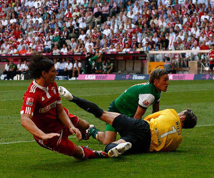 FC Bayern München gegen Werder Bremen, Tim Wiese und Clemens Fritz gegen Mario Gomez (firo)