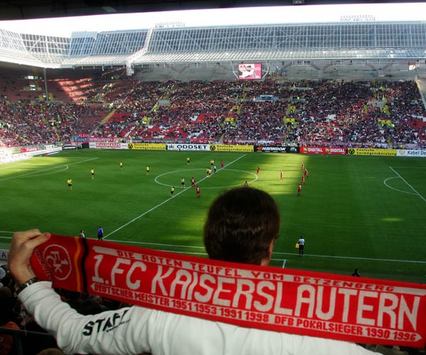 Der Betze bebt! Das Fritz Walter Stadion in Kaiserslautern lebt wieder einmal durch seine Fans (firo)