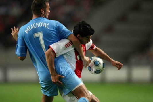 EUROPA LEAGUE: Ajax - Slovan Bratislava, Luis Suarez vs Josef Valachoviv (foto ANP)