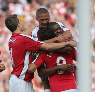 İngiltere: Abou Diaby ve takım arkadaşlarının gol sevinci (Arsenal) (PA)