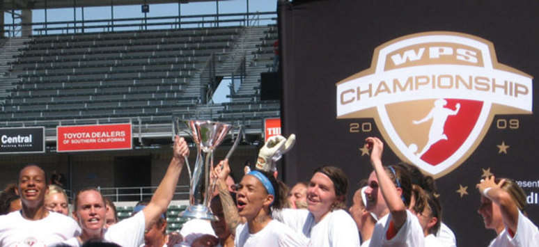 Sky Blue FC with WPS Championship trophy (A. Canales, Goal.com)