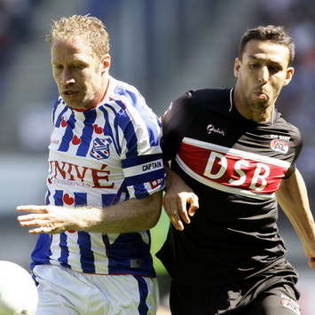 Michel Breuer vs Mounir El Hamdaoui, sc Heerenveen - AZ (Foto ANP)