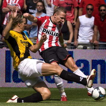 Balazs Dzsudzsak vs Patrick Zwaanswijk, PSV - NAC Breda (Foto ANP)
