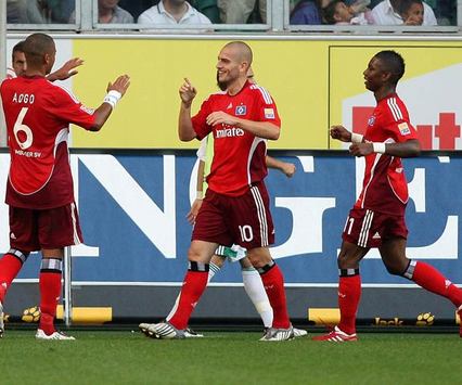 Bundesliga 2009: Aogo, Petric und Elia vom Hamburger SV feiern ihren Triumph gegen den VfL Wolfsburg (firo)