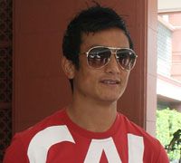 Nehru Cup: Bhaichung at his Hotel-Lobby (Mango Peel)