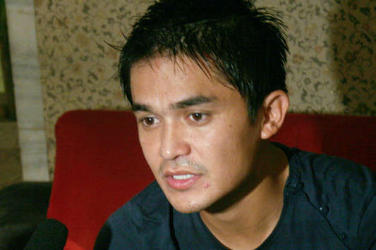 Nehru Cup: Sunil during an interview at Asoka Hotel (Mango Peel)