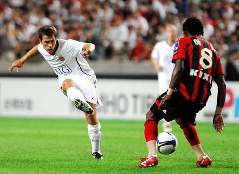 Michael Owen & Adi, FC Seoul v Manchester United (Goal.com)