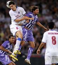 Europa League : Selçuk Inan (Trabzonspor) vs Pantxi Sirieix (Toulouse)