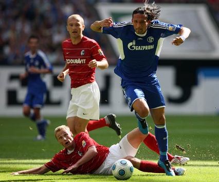 Bundesliga: Schalke 04 - SC Freiburg , Kevin Kuranyi against Felix Bastians (firo)