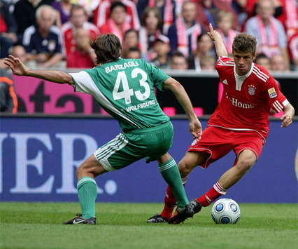 Bundesliga: FC Bayern Munich - VfL Wolfsburg, Müller lässt Barzagli alt aussehen (firo)
