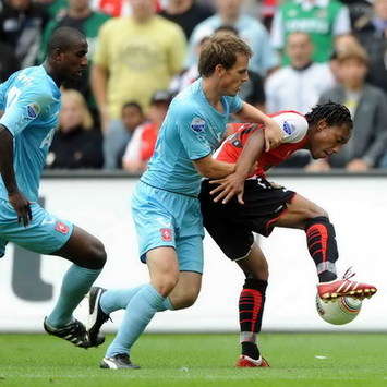 Wout Brama vs Jonathan de Guzman, Feyenoord - FC Twente (Foto ANP)