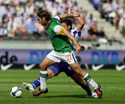 Bundesliga: Hertha BSC Berlin - SV Werder Bremen, Frings und Kacar lassen den Ball nicht aus den Augen (firo)