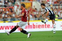 Diego scocca il tiro che porta il risultato di Roma-Juventus sul 2-1 a favore dei bianconeri (Foto Grazia Neri)