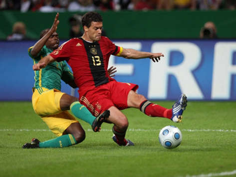 Michael Ballack im Zweikampf mit Tsepo Masilea (firo)