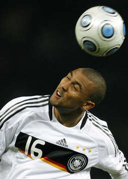 Deutschlands Nationalspieler Marvin Compper beim Kopfball (firo)